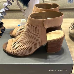 Women Size 11M Vince Camuto chunky heel strap sandle in good condition#smokefree
